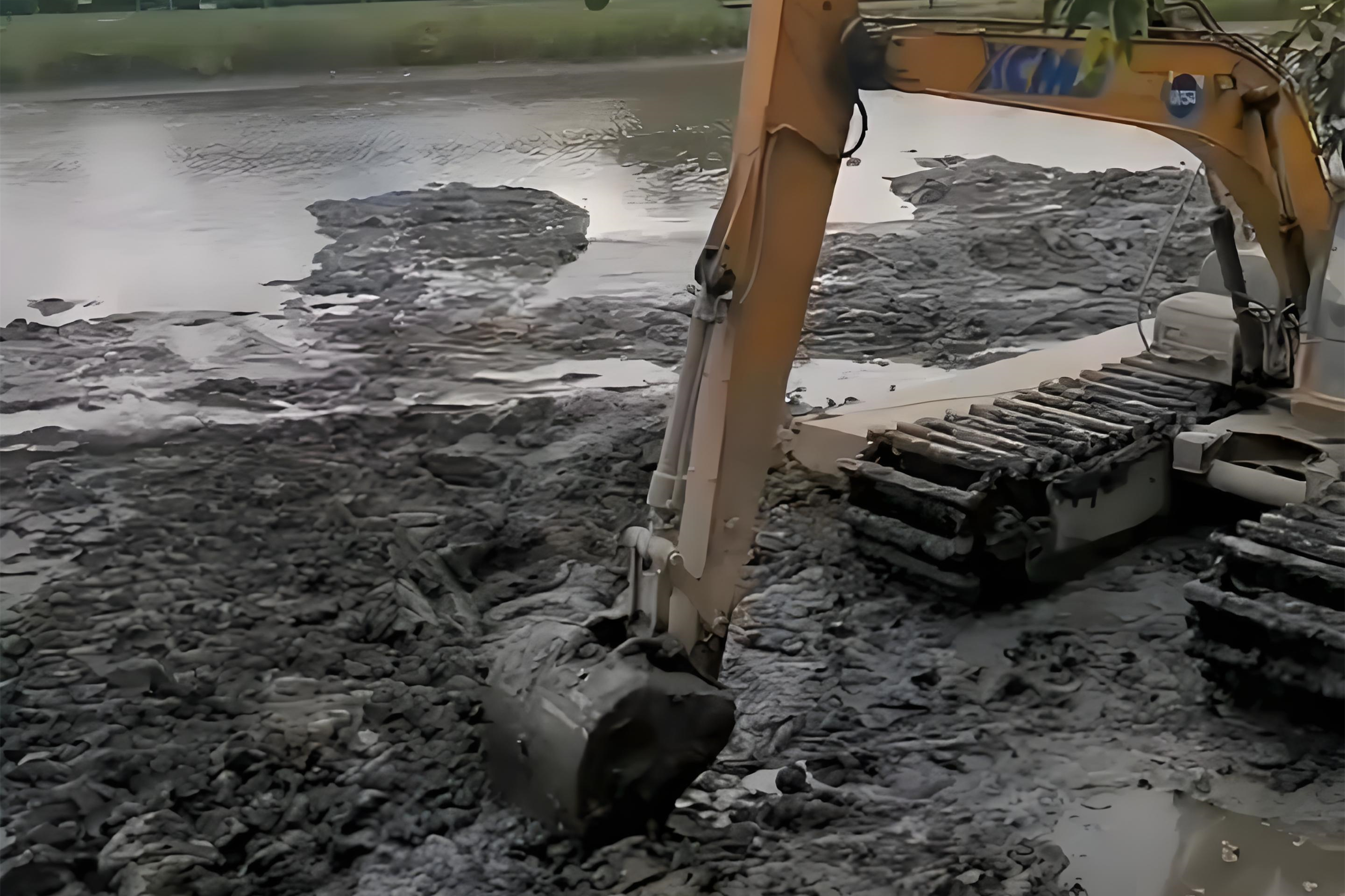 江西水挖清淤團(tuán)隊(duì)泓樺錦嘉-水上挖機(jī)清淤要避開(kāi)汛期嗎？